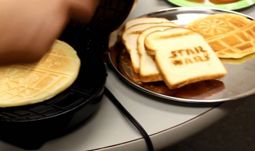  Make Fun meals with Uncanny Brands Star Wars Darth Vader Empire Toaster